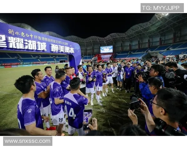 足球明星欢庆新年盛典精彩瞬间分享与祝福满满的节日气氛