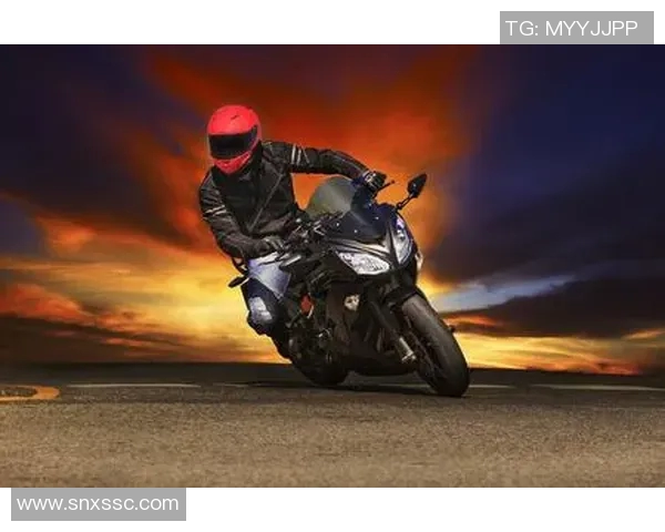 足球明星骑摩托车展现激情与速度引领年轻人追逐梦想